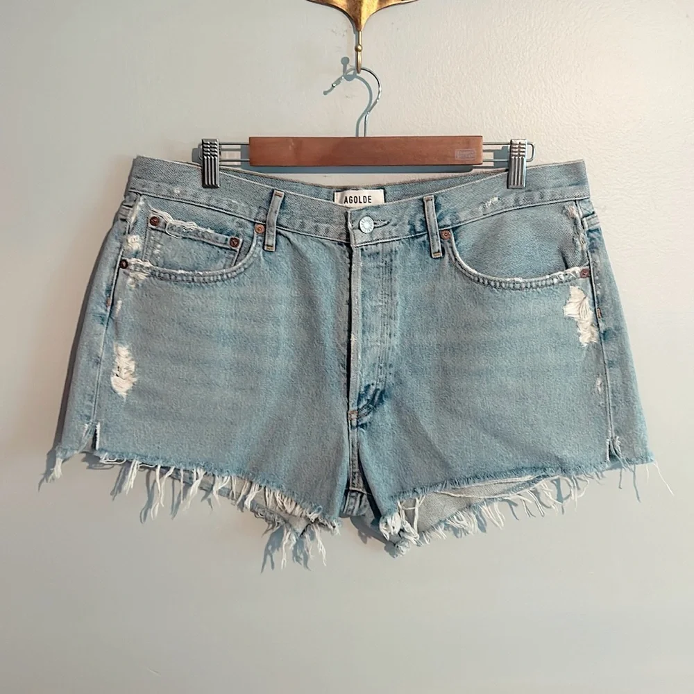 AGOLDE Parker Distressed Denim Shorts & CLAUDIA SCHIFFER WASHED T-SHIRT - Picture 3 of 5